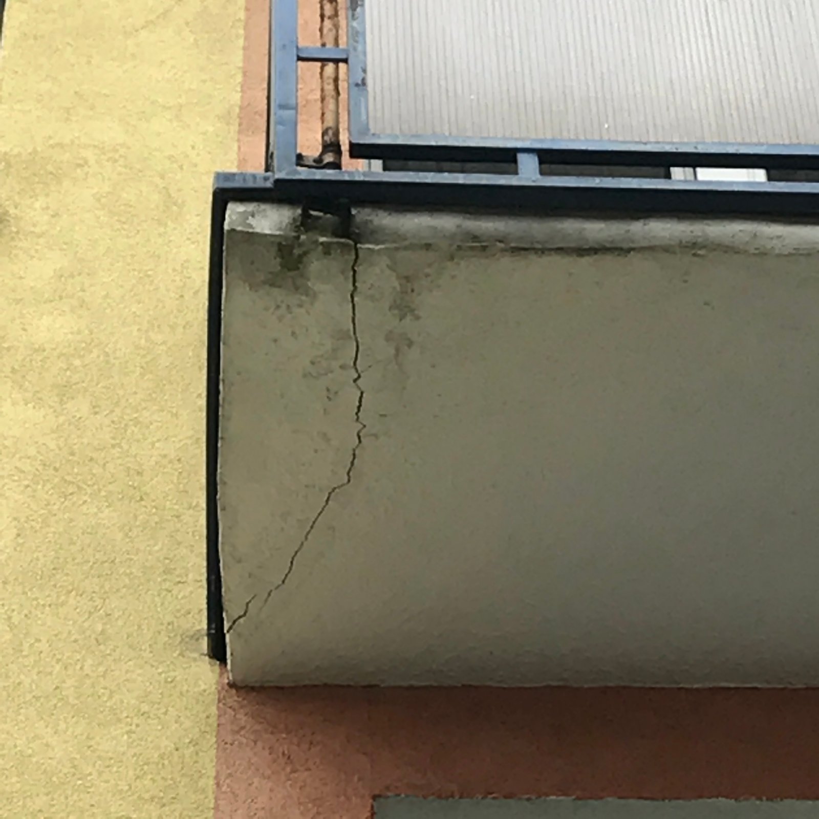 Spękany narożnik płyty balkonowej przed naprawą